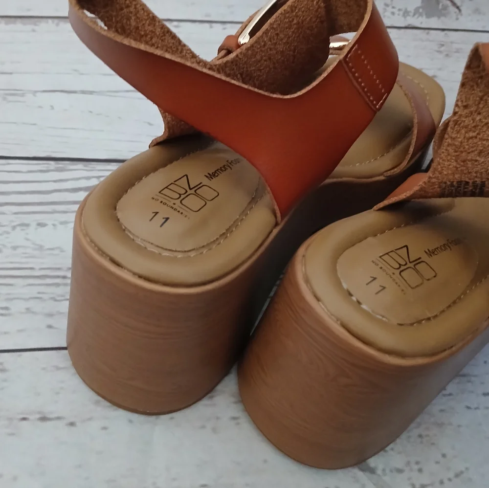 No Boundaries women's vinyl platform sandals with adjustable buckle size 11
